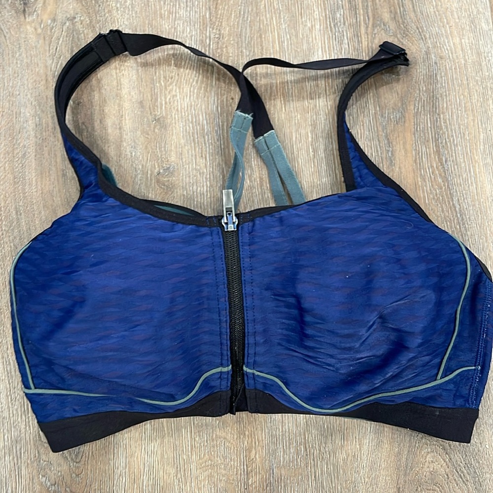 Victoria’s Secret underwire Knockout sports bra 36DD